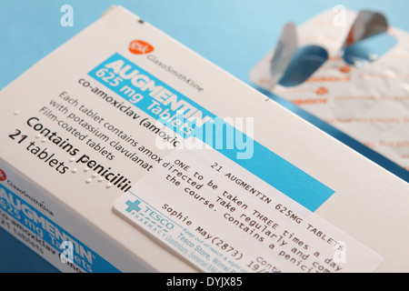 Augmentin antibiotico tablet Co-Amoxiclav pacchetto prodotto da GlaxoSmithKline contiene penicillina Foto Stock