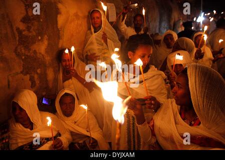 Gerusalemme, la Città Vecchia di Gerusalemme. Xix Apr, 2014. Ortodossa Etiope adoratori cristiana accendono le candele e pregare durante il fuoco santo cerimonia di Deir Al-Sultan, la sezione etiope della chiesa del Santo Sepolcro, nella Città Vecchia di Gerusalemme, il 19 aprile 2014. Credito: Muammar Awad/Xinhua/Alamy Live News Foto Stock