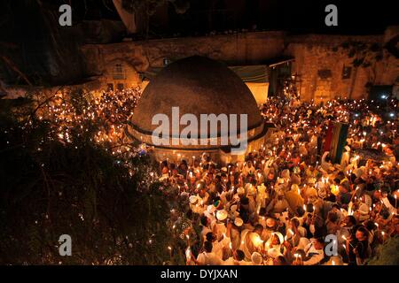 Gerusalemme, la Città Vecchia di Gerusalemme. Xix Apr, 2014. Ortodossa Etiope adoratori cristiana accendono le candele e pregare durante il fuoco santo cerimonia di Deir Al-Sultan, la sezione etiope della chiesa del Santo Sepolcro, nella Città Vecchia di Gerusalemme, il 19 aprile 2014. Credito: Muammar Awad/Xinhua/Alamy Live News Foto Stock