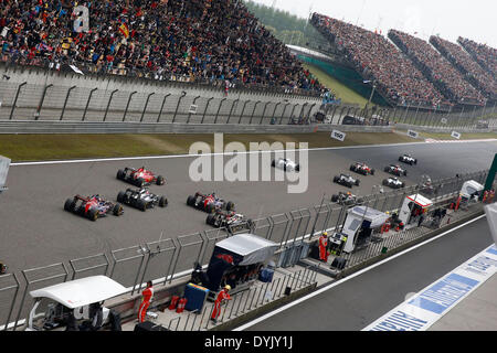 Shanghai, Cina. Xx Apr, 2014. Motorsports: FIA Formula One World Championship 2014, il Gran Premio di Cina, start, massa, Masse, Menge, viele, molti crediti: dpa picture alliance/Alamy Live News Foto Stock