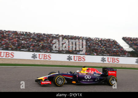 Shanghai, Cina. Xx Apr, 2014. Motorsports: FIA Formula One World Championship 2014, il Gran Premio di Cina, #1 Sebastian Vettel (GER, Infiniti Red Bull Racing), Credit: dpa picture alliance/Alamy Live News Foto Stock