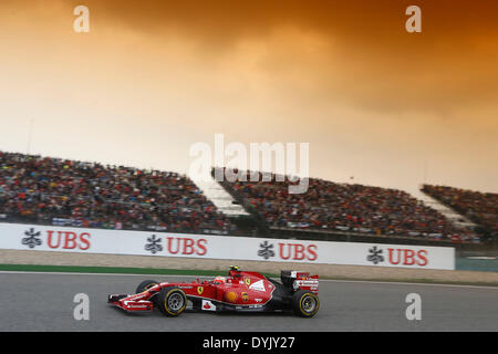 Shanghai, Cina. Xx Apr, 2014. Motorsports: FIA Formula One World Championship 2014, il Gran Premio di Cina, #7 Kimi Raikkonen (FIN, la Scuderia Ferrari), Credit: dpa picture alliance/Alamy Live News Foto Stock