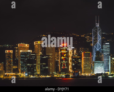 Blick auf die Skyline von Hong Kong bei Nacht Foto Stock