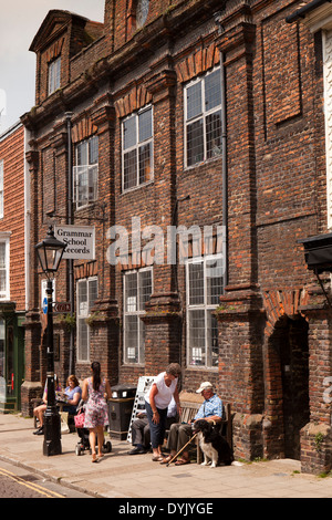 Regno Unito, Inghilterra, East Sussex, segale, High Street, vecchia scuola di grammatica record shop Foto Stock