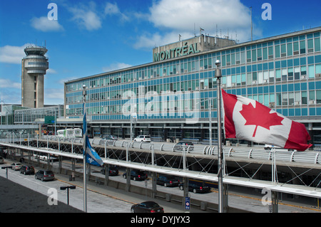 Montreal Aeroporto Internazionale di edificio. Airport è chiamato in onore di Pierre Elliott Trudeau, il quindicesimo Primo ministro del Canada Foto Stock