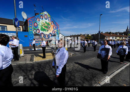 Derry, Londonderry, Irlanda del Nord - 20 aprile 2014. 1916 Pasqua commemorato in salita. Le donne il centenario della fondazione di Cumann na mBan (campionato delle donne formata in 1914 come un corpo ausiliario per integrare i volontari irlandesi vigore) portando l annuale Sinn Fein 1916 Pasqua commemorazione marzo. Credito: George Sweeney / Alamy Live News Foto Stock