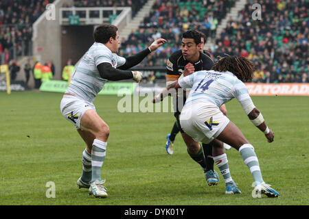 Northampton, Regno Unito. Xx Apr, 2014. George PISI di Northampton santi è affrontato dal Marland ha yarde (14) e Alex LEWINGTON del London Irish durante la Aviva Premiership match tra Northampton santi e London Irish a Franklin's Gardens. Credito: Azione Sport Plus/Alamy Live News Foto Stock