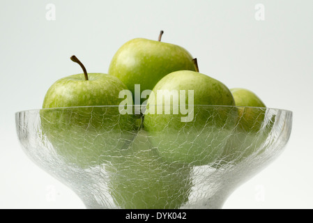 Mele isolato su bianco nel recipiente di vetro con spazio di copia Foto Stock