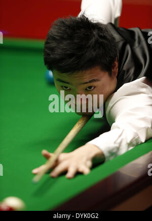 Sheffield, Regno Unito. Xx Aprile 2014. Sheffield, Regno Unito. Xx Apr, 2014. Ding Junhui della Cina compete durante il suo turno di un match contro l'inglese Michael Wasley il giorno 2 di World Snooker Championship al Crucible Theatre in Sheffeild, Gran Bretagna, 20 aprile 2014. Credito: Wang Lili/Xinhua/Alamy Live News Foto Stock