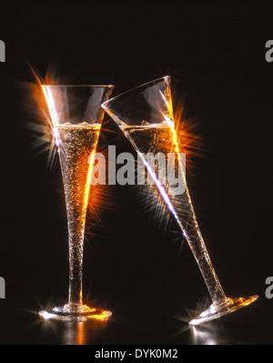 Zwei Sektgläser beim Anstossen due bicchieri di champagne durante il toast capodanno nuovo anno Champagne due bicchieri Luxury Foto Stock