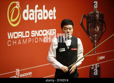 Sheffield, Regno Unito. Xx Aprile 2014. Sheffield, Regno Unito. Xx Apr, 2014. Ding Junhui della Cina guarda su durante il suo turno di un match contro l'inglese Michael Wasley il giorno 2 di World Snooker Championship al Crucible Theatre in Sheffeild, Gran Bretagna, 20 aprile 2014. (Xinhua/Wang Lili/Alamy Live News) Foto Stock