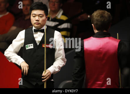 Sheffield, Regno Unito. Xx Aprile 2014. Sheffield, Regno Unito. Xx Apr, 2014. Ding Junhui della Cina guarda su durante il suo turno di un match contro l'inglese Michael Wasley il giorno 2 di World Snooker Championship al Crucible Theatre in Sheffeild, Gran Bretagna, 20 aprile 2014. (Xinhua/Wang Lili/Alamy Live News) Foto Stock