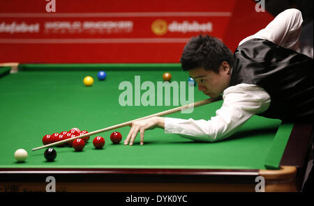 Sheffield, Regno Unito. Xx Aprile 2014. Sheffield, Regno Unito. Xx Apr, 2014. Ding Junhui della Cina compete durante il suo turno di un match contro l'inglese Michael Wasley il giorno 2 di World Snooker Championship al Crucible Theatre in Sheffeild, Gran Bretagna, 20 aprile 2014. (Xinhua/Wang Lili/Alamy Live News) Foto Stock