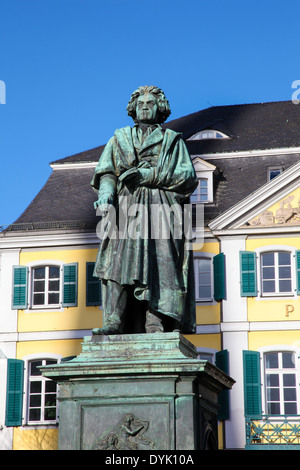 Famoso monumento di Beethoven nella parte anteriore del Postamt a Bonn in Renania settentrionale-Vestfalia (Germania). Foto Stock