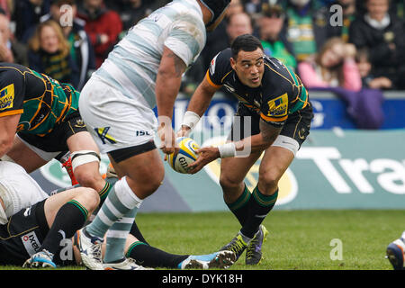 Northampton, Regno Unito. Xx Apr, 2014. Kahn FOTUALI'I di Northampton Santi gira un passaggio durante la Aviva Premiership match tra Northampton santi e London Irish a Franklin's Gardens. Punteggio finale: Northampton Santi 36-21 London Irish. Credito: Azione Sport Plus/Alamy Live News Foto Stock