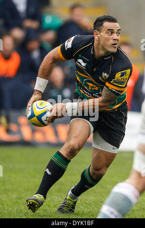 Northampton, Regno Unito. Xx Apr, 2014. Kahn FOTUALI'I di Northampton Santi si prepara a passare durante la Aviva Premiership match tra Northampton santi e London Irish a Franklin's Gardens. Punteggio finale: Northampton Santi 36-21 London Irish. Credito: Azione Sport Plus/Alamy Live News Foto Stock