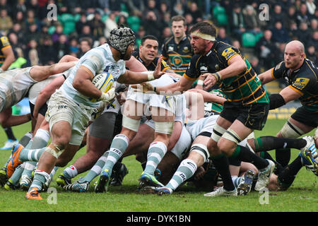 Northampton, Regno Unito. Xx Apr, 2014. i8fends off Tom Wood di Northampton Santi durante la Aviva Premiership match tra Northampton santi e London Irish a Franklin's Gardens. Punteggio finale: Northampton Santi 36-21 London Irish. Credito: Azione Sport Plus/Alamy Live News Foto Stock