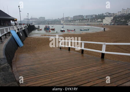 Broadstairs, Kent, Regno Unito. Xx Apr, 2014. Poveri UK meteo influisce sul numero di turisti a beach resort di Broadstairs Kent con spiaggia vuota - Domenica di Pasqua, 20 aprile 2014 Credit: Stone Baia Fotografia/Alamy Live News Foto Stock