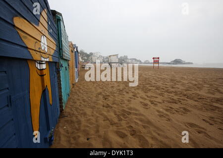 Broadstairs, Kent, Regno Unito. Xx Apr, 2014. Poveri UK meteo influisce sul numero di turisti a beach resort di Broadstairs Kent con spiaggia vuota Credito: Stone Baia Fotografia/Alamy Live News Foto Stock