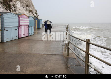 Broadstairs, Kent, Regno Unito. Xx Apr, 2014. Brave camminatori avventuratevi in cattive condizioni atmosferiche del Regno Unito nella località balneare di BROADSTAIRS KENT - Domenica di Pasqua, 20 aprile 2014 Credit: Stone Baia Fotografia/Alamy Live News Foto Stock