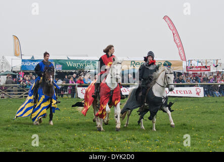 Thame, Oxon, Regno Unito. Xx Apr, 2013. Cavalieri del cavaliere stunt team di visualizzazione eseguire giostre e acrobazie a Thame Country Fair Foto Stock