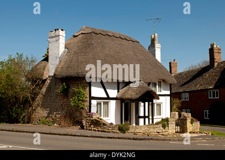 Piccolo cottage con tetto in paglia in Tredington village, Warwickshire, Inghilterra, Regno Unito Foto Stock