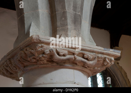 Scolpiti nel capitale sociale di San fede la Chiesa, Manchester, Buckinghamshire, Inghilterra, Regno Unito Foto Stock