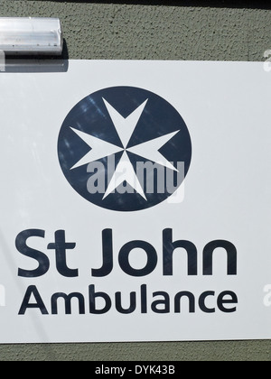 St John Ambulance segno sulla parete esterna REGNO UNITO Foto Stock