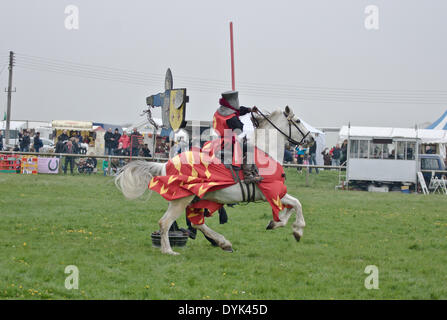 Thame, Oxon, Regno Unito. Xx Apr, 2013. Cavalieri del cavaliere stunt team di visualizzazione eseguire giostre e acrobazie a Thame Country Fair Foto Stock