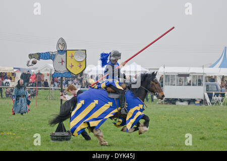 Thame, Oxon, Regno Unito. Xx Apr, 2013. Cavalieri del cavaliere stunt team di visualizzazione eseguire giostre e acrobazie a Thame Country Fair Foto Stock