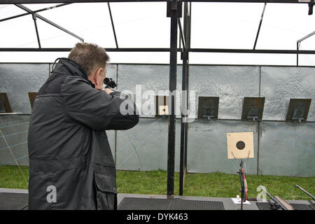 Thame, Oxon, Regno Unito. Xx Apr, 2013. Il Thame Country Fair persone provare il fucile ad aria compressa tiro a segno. Credito: Scott Carruthers/Alamy Live News Foto Stock