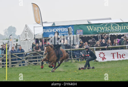 Thame, Oxon, Regno Unito. Xx Apr, 2013. Il Thame Country Fair concorrenti nella pensione cavalli la concorrenza. © Scott Carruthers/Alamy Foto Stock