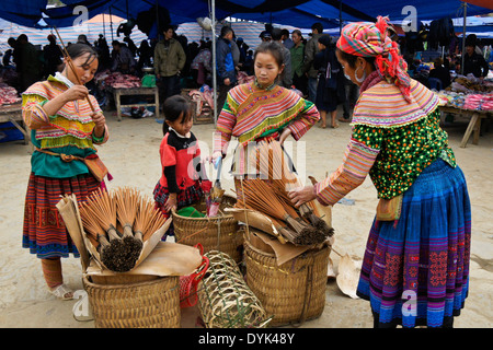 Flower Hmong donne e bambini che vendono incenso presso il mercato di domenica, Bac Ha, Sapa (Sa Pa), il Nord Vietnam Foto Stock