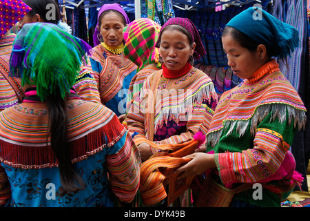 Fiore donne Hmong shopping al mercato di domenica, Bac Ha, Sapa (Sa Pa), il Nord Vietnam Foto Stock