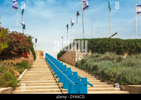 Passi che conducono al cielo con le bandiere di Israele Foto Stock