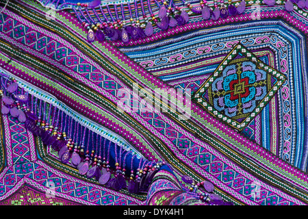 Fiore ricamo Hmong in vendita nel mercato, Sapa (Sa Pa), il Nord Vietnam Foto Stock