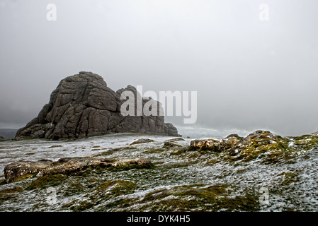 Haytor sulla coperta di neve suolo (Haytor Rock) o talvolta noto come Hey Tor, Parco Nazionale di Dartmoor, Devon, Inghilterra. Foto Stock