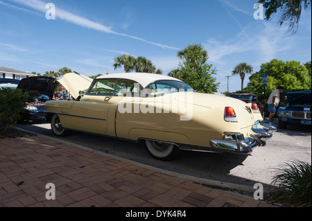 Antique classic 1953 Cadillac Coupe DeVille automobile mostra che si terrà al Parco Wooton in Tavares, Florida USA Foto Stock