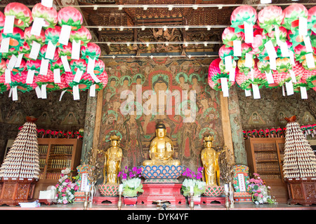 Vista sulle statue di Buddha nel tempio heungguksa vicino a Yeosu, corea del sud Foto Stock