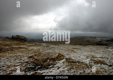 Haytor sulla coperta di neve suolo (Haytor Rock) o talvolta noto come Hey Tor, Parco Nazionale di Dartmoor, Devon, Inghilterra. Foto Stock