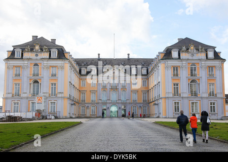 Persone non identificate nella parte anteriore del Schloss Augustusburg in Bruhl vicino a Bonn, Renania settentrionale-Vestfalia (Germania). Foto Stock