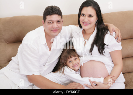 Famiglia di origine ispanica aspettano di nuovo bambino Foto Stock