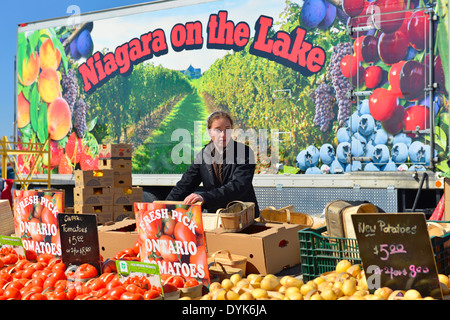 Mennonita Donna vendita di verdura, St. Jacobs Village, il Mercato degli Agricoltori, Ontario Foto Stock