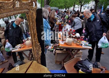 Parigi, Francia. Xx Apr, 2014. I clienti scelgono i prodotti ad un mercato delle pulci a Parigi, Francia, 20 aprile 2014. Molti dei residenti locali come andare al mercato delle pulci durante il weekend per ottenere utili i beni di seconda mano, specialmente quelli con caratteristiche culturali. © Chen Xiaowei/Xinhua/Alamy Live News Foto Stock