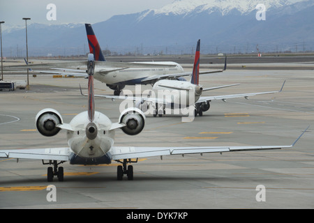 Gli aerei di linea a getto in linea su asfalto Aeroporto di Salt Lake City, Utah Foto Stock