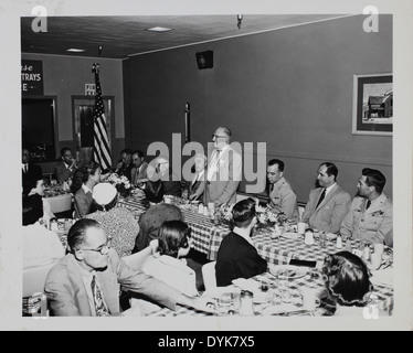 Questa immagine cattura un incontro a pranzo al San Diego Air and Space Museum (SDASM), dove i professionisti dell'aviazione probabilmente hanno discusso argomenti importanti nella storia e nello sviluppo aerospaziale. Foto Stock