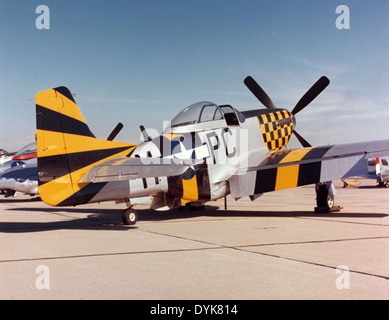 Questa immagine cattura un momento alla NAS North Island (Naval Air Station) di San Diego, California. La stazione, un'importante base per l'aviazione navale, ha svolto un ruolo vitale nell'addestramento e nella preparazione operativa durante vari conflitti, tra cui la seconda guerra mondiale Foto Stock