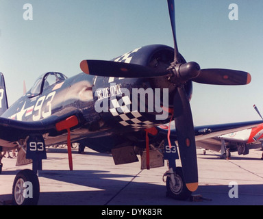 Questa immagine mostra NAS North Island a San Diego, un'importante stazione aerea della Marina degli Stati Uniti. Nota per il suo ruolo di hub per le operazioni aeronautiche, in particolare durante la seconda guerra mondiale e oltre, North Island continua a sostenere l'aviazione navale e funge da base chiave per le operazioni sia aeree che marittime. Foto Stock