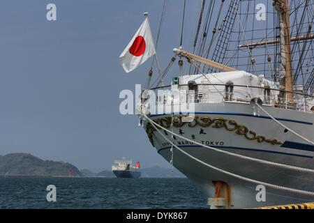 Nippon Maru Tall nave a vela nel dock in Matsuyama, Ehime Sabato 19 Aprile, 2014. Il Nippon Maru II è la formazione di una nave costruita nel 1984 per il merchant cadetti azionata dall'Istituto nazionale di formazione del Mare del Giappone. (Foto asta Walters/AFLO) Foto Stock