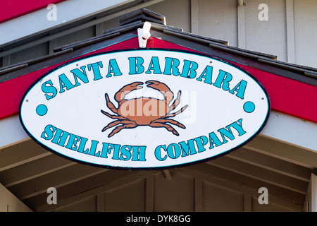 Cartello pubblicitario da appendere al di fuori della Santa Barbara Crostacei Azienda negozio di pesce e un ristorante su Stern's Wharf a Santa Barbara, CA Foto Stock